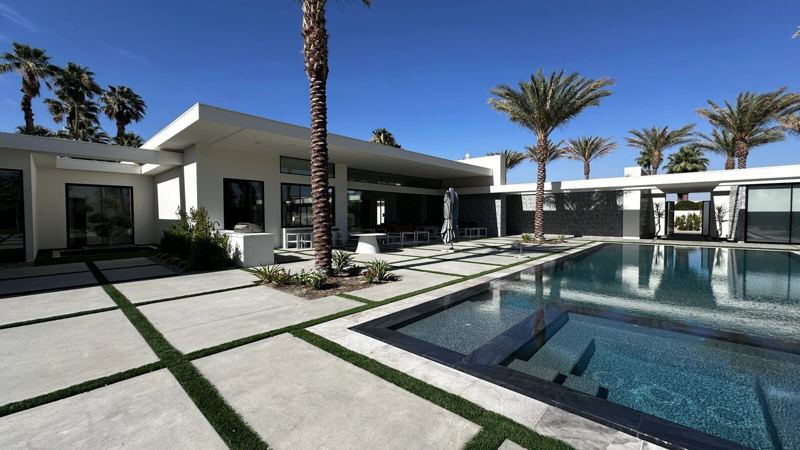 Flat-roof modern exterior and pool
